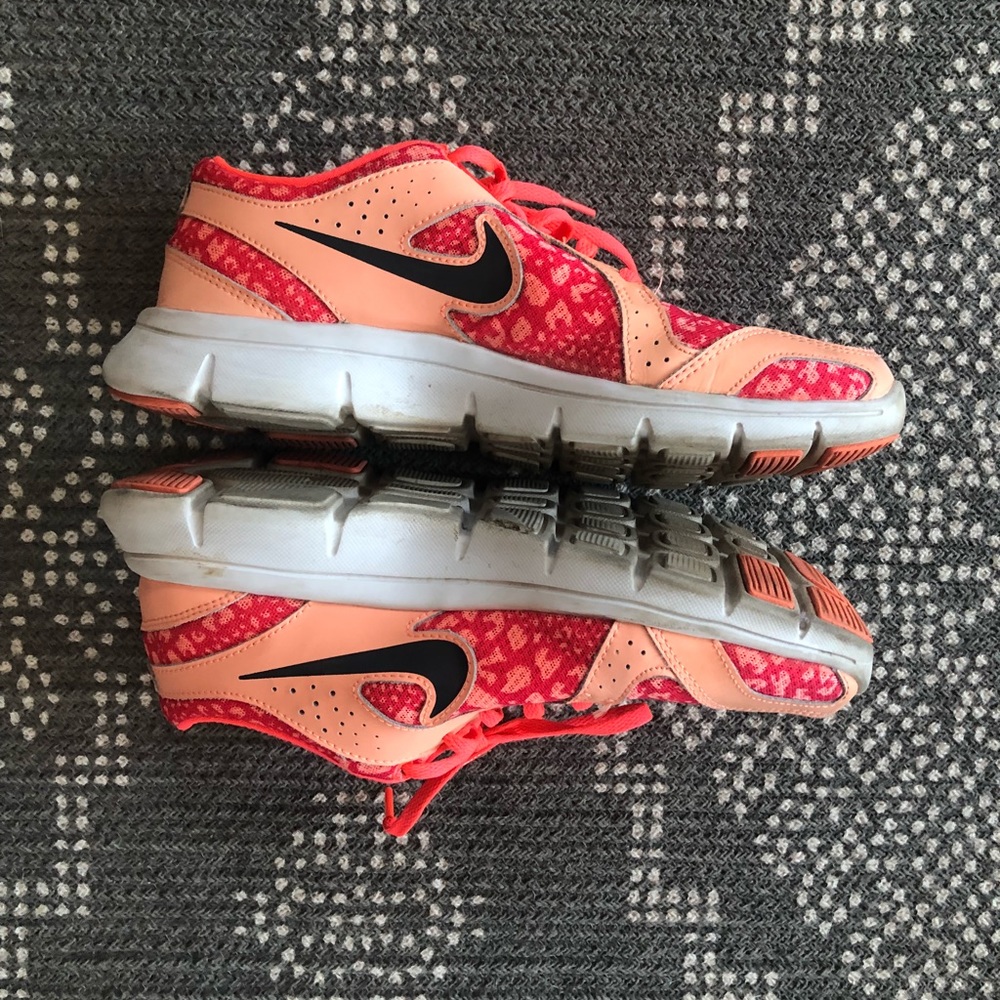 Women’s Size 9.5 Nike running shoe